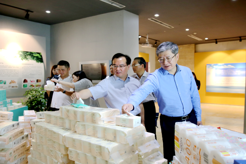 2019年 5月22日，時任浙江省社會組織綜合黨委專職副書記、省民政廳社會組織管理局局長蔡國華蒞臨景興紙業(yè)調研企業(yè)發(fā)展情況和黨建工作